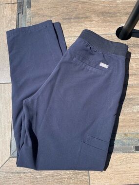 Figs Women’s Navy Stretch Cargo Scrub Pants